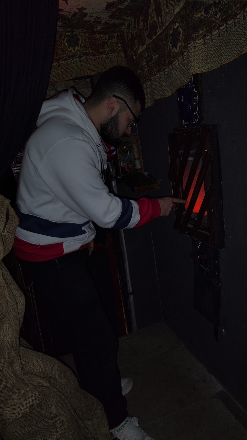 Participantes resolviendo desafíos dentro de Sala de Terror, foto 2