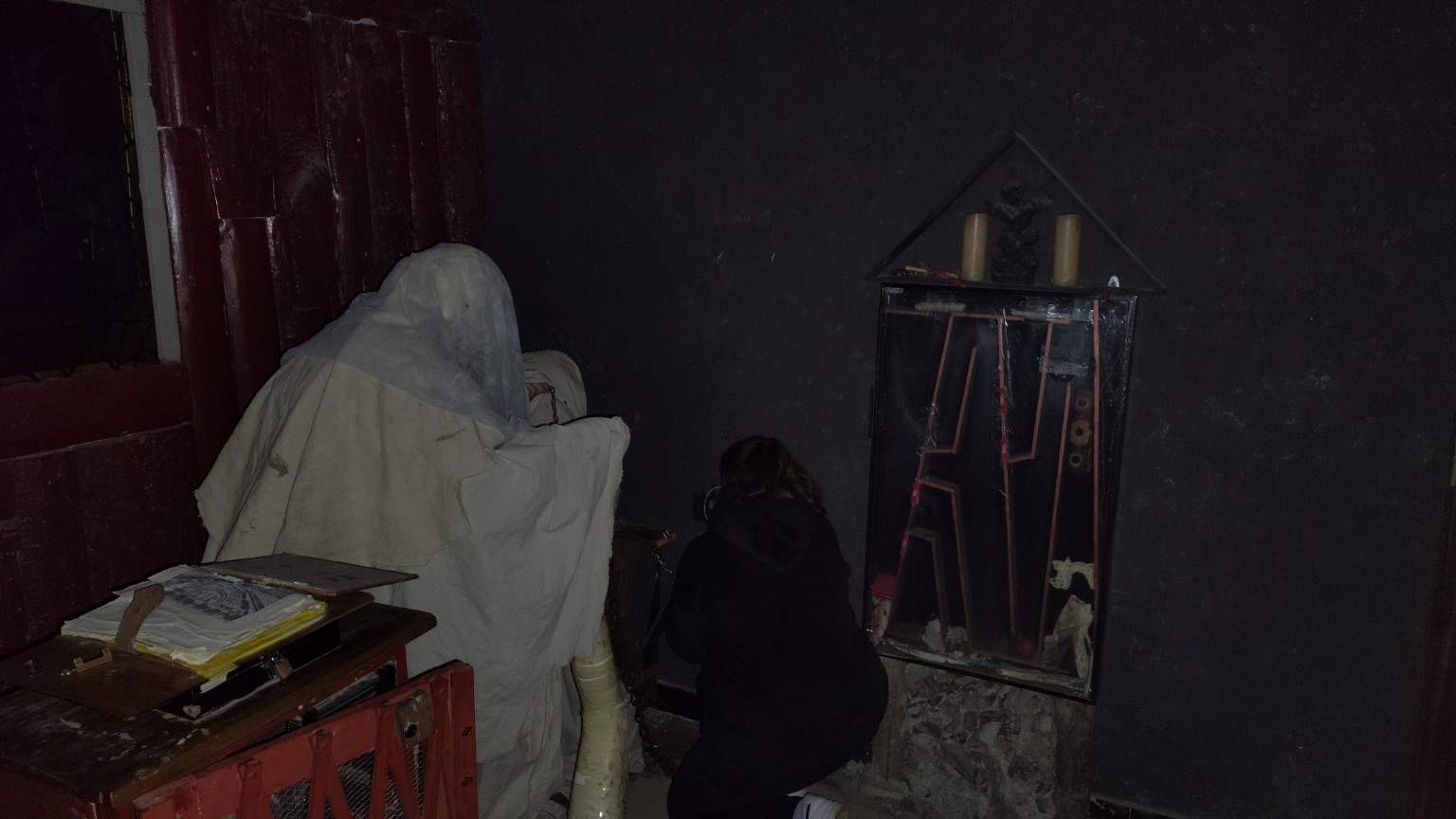 Participantes resolviendo desafíos dentro de Sala de Terror, foto 3
