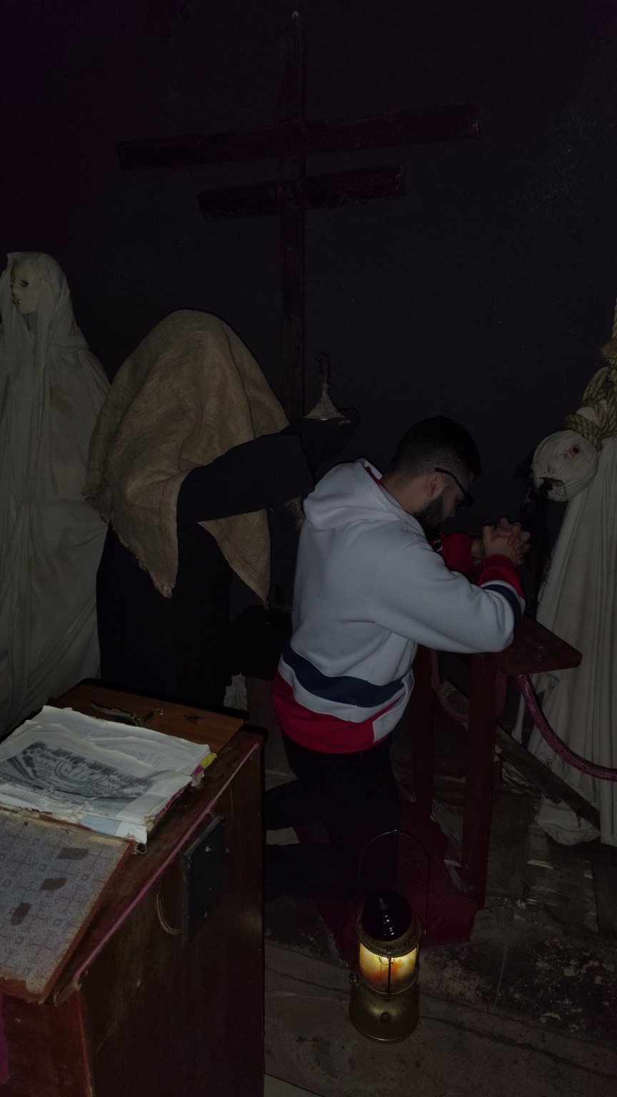 Participantes resolviendo desafíos dentro de Sala de Terror, foto 5