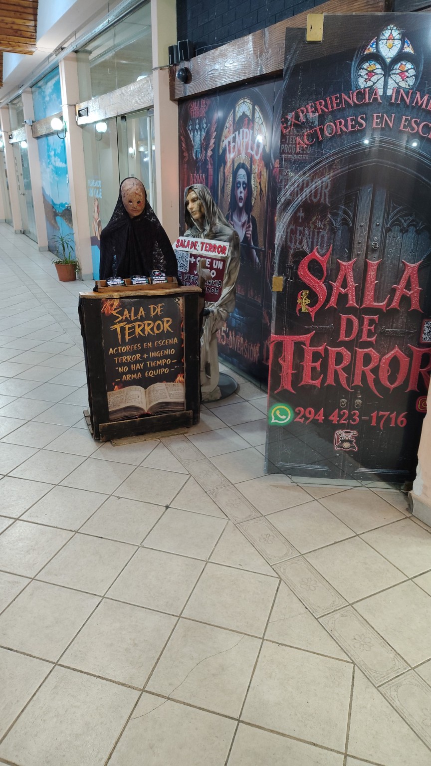 Participantes resolviendo desafíos dentro de Sala de Terror, foto 7